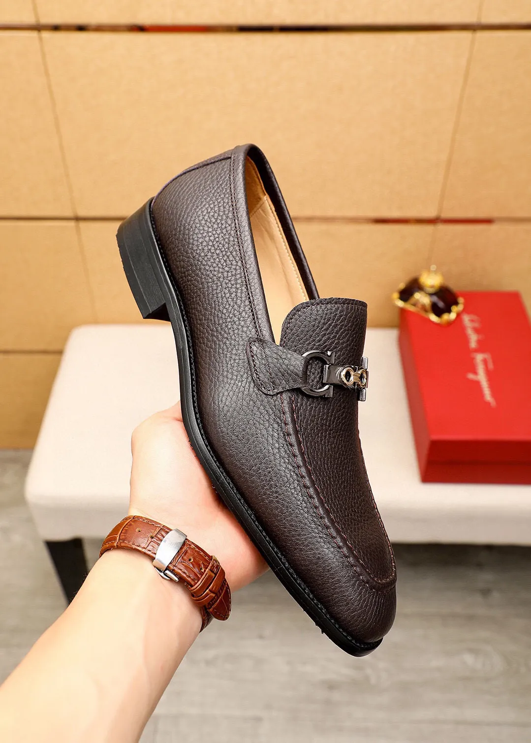 Men's shoes 💰460 💐 Product trademark: Ferragamo "Ferragamo" casual leather shoes Regular size: 38-44 (45🉑️customized) Product materials: Selected imported first-layer pebbled calfskin upper + luxury hardware buckle, imported water-dyed cow leather lining. Strong three-dimensional visual effect, original combination outsole Color: 2⃣️colors available